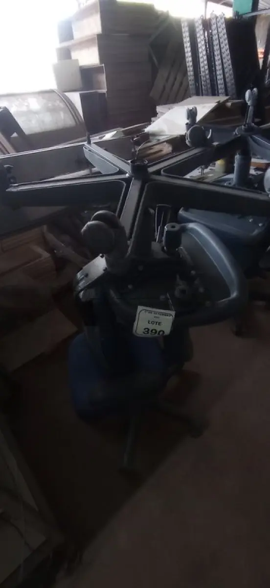 LOTE 390 - 02 CADEIRAS DE ESCRITÓRIO GIRATÓRIAS. (NO ESTADO) ATENÇÃO! FAZER A VISITAÇÃO ANTES DE ARREMATAR, NÃO SABEMOS SE FUNCIONA, LEILÃO NÃO TEM GARANTIA E NEM DEVOLUÇÃO, SUJEITO A POSSÍVEIS AVARIAS VISÍVEIS/OCULTAS E/OU AUSÊNCIA DE COMPONENTES.