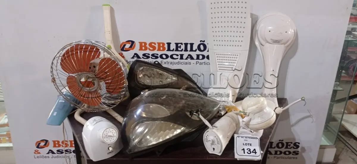 LOTE 134 - 01 LOTE COM VÁRIOS CHUVEIROS, VENTILADORES, RAQUETE ELÉTRICA E MATERIAIS DIVERSOS. (NO ESTADO) ATENÇÃO! FAZER A VISITAÇÃO ANTES DE ARREMATAR, NÃO SABEMOS SE FUNCIONA, LEILÃO NÃO TEM GARANTIA E NEM DEVOLUÇÃO, SUJEITO A POSSÍVEIS AVARIAS VISÍVEIS/OCULTAS E/OU AUSÊNCIA DE COMPONENTES.