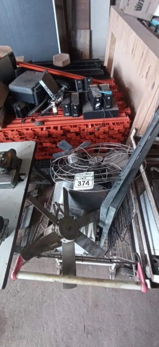 LOTE 374 - 01 CARRINHO DE COMPRAS, 01 NOBREAK, 01 PAR DE CANTONEIRAS, 04 EXAUSTORES E 01 VENTILADOR PARA RETIRADA DE PEÇAS. (NO ESTADO) ATENÇÃO! FAZER A VISITAÇÃO ANTES DE ARREMATAR, NÃO SABEMOS SE FUNCIONA, LEILÃO NÃO TEM GARANTIA E NEM DEVOLUÇÃO, SUJEITO A POSSÍVEIS AVARIAS VISÍVEIS/OCULTAS E/OU AUSÊNCIA DE COMPONENTES.