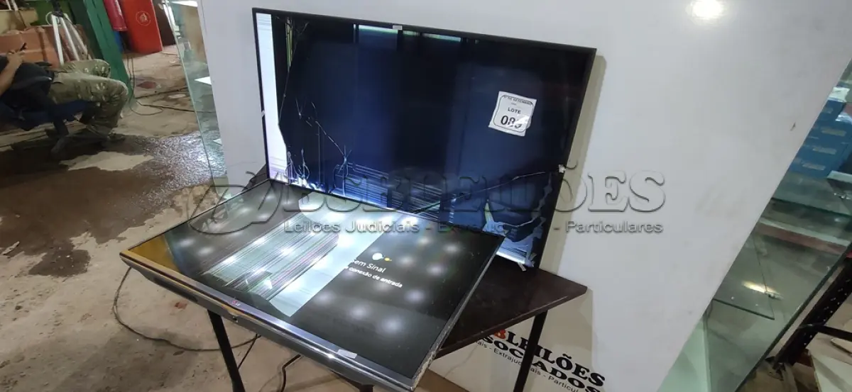 LOTE 089 - 01 TV TELA CURVA DE 49’’ MARCA SAMSUNG E 01 TV 42’’ MARCA LG. (NO ESTADO) ATENÇÃO! FAZER A VISITAÇÃO ANTES DE ARREMATAR, NÃO SABEMOS SE FUNCIONA, LEILÃO NÃO TEM GARANTIA E NEM DEVOLUÇÃO, SUJEITO A POSSÍVEIS AVARIAS VISÍVEIS/OCULTAS E/OU AUSÊNCIA DE COMPONENTES.