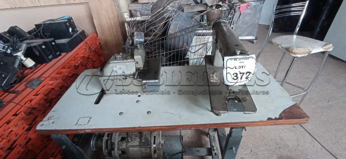 01 BANCADA DE COSTURA COM 02 MÁQUINAS DE COSTURA SENDO 01 MODELO DB2-B755-3 MARCA BROTHER E 01 MARCA DAEWOO
