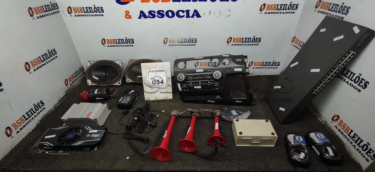 LOTE 034 - 01 PAR DE MEIA NOVE, 01 PAINEL FRONTAL COM SOM PARA CIVIC, 01 CORNETA DE SOM COM MÓDULO, 01 PLACA DE VÍDEO, 01 SWITCH E ELETRÔNICOS DIVERSOS. (NO ESTADO) ATENÇÃO! FAZER A VISITAÇÃO ANTES DE ARREMATAR, NÃO SABEMOS SE FUNCIONA, LEILÃO NÃO TEM GARANTIA E NEM DEVOLUÇÃO, SUJEITO A POSSÍVEIS AVARIAS VISÍVEIS/OCULTAS E/OU AUSÊNCIA DE COMPONENTES.