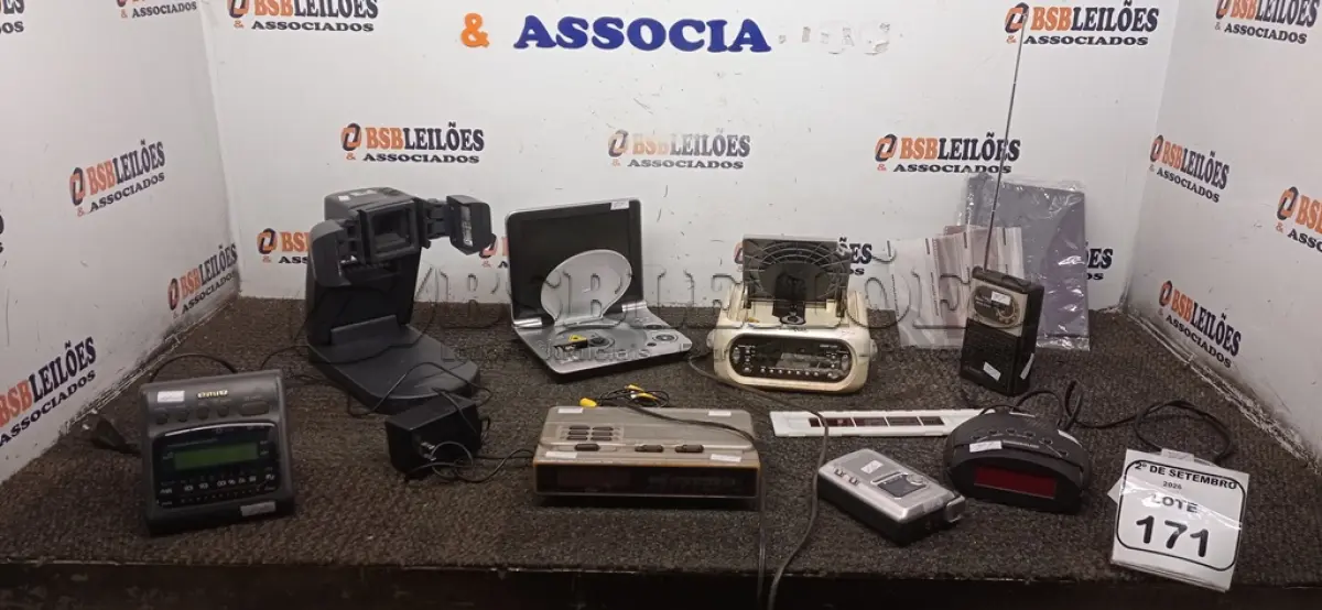 LOTE 171 - 01 PROJETOR DE FOTOS, 01 DVD PORTATIL, 01 GRAVADOR E VÁRIOS RÁDIOS RELÓGIOS E ELETRÔNICOS DIVERSOS. (NO ESTADO) ATENÇÃO! FAZER A VISITAÇÃO ANTES DE ARREMATAR, NÃO SABEMOS SE FUNCIONA, LEILÃO NÃO TEM GARANTIA E NEM DEVOLUÇÃO, SUJEITO A POSSÍVEIS AVARIAS VISÍVEIS/OCULTAS E/OU AUSÊNCIA DE COMPONENTES.