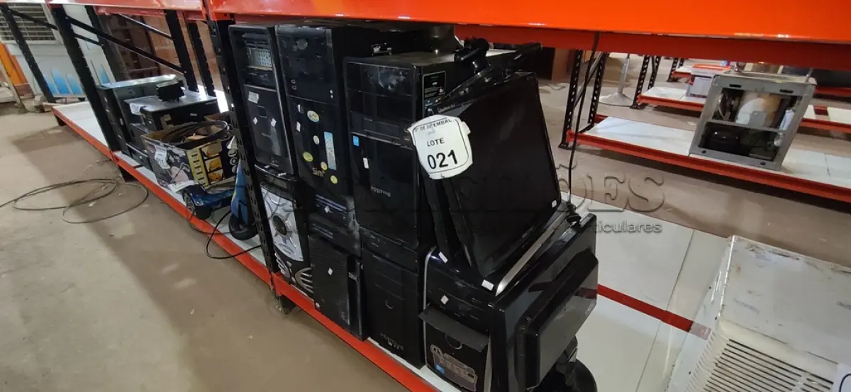 LOTE 021 - 03 MONITORES E 07 GABINETES COM PLACAS DE MARCAS E MODELOS DIVERSOS. (NO ESTADO) ATENÇÃO! FAZER A VISITAÇÃO ANTES DE ARREMATAR, NÃO SABEMOS SE FUNCIONA, LEILÃO NÃO TEM GARANTIA E NEM DEVOLUÇÃO, SUJEITO A POSSÍVEIS AVARIAS VISÍVEIS/OCULTAS E/OU AUSÊNCIA DE COMPONENTES.