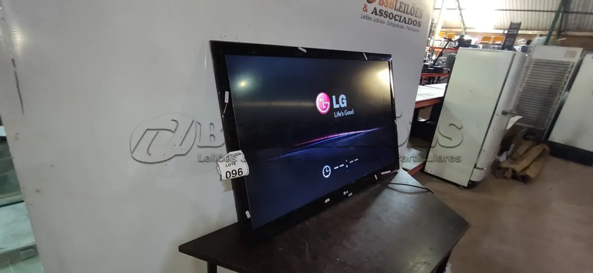 LOTE 096 - 01 TV 47’’ MARCA LG. (NO ESTADO) ATENÇÃO! FAZER A VISITAÇÃO ANTES DE ARREMATAR, NÃO SABEMOS SE FUNCIONA, LEILÃO NÃO TEM GARANTIA E NEM DEVOLUÇÃO, SUJEITO A POSSÍVEIS AVARIAS VISÍVEIS/OCULTAS E/OU AUSÊNCIA DE COMPONENTES.