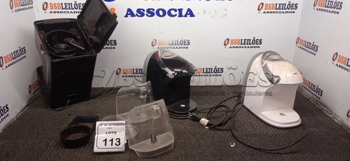 LOTE 113 - 03 CAFETEIRAS DE MARCAS E MODELOS DIVERSOS. (NO ESTADO) ATENÇÃO! FAZER A VISITAÇÃO ANTES DE ARREMATAR, NÃO SABEMOS SE FUNCIONA, LEILÃO NÃO TEM GARANTIA E NEM DEVOLUÇÃO, SUJEITO A POSSÍVEIS AVARIAS VISÍVEIS/OCULTAS E/OU AUSÊNCIA DE COMPONENTES.
