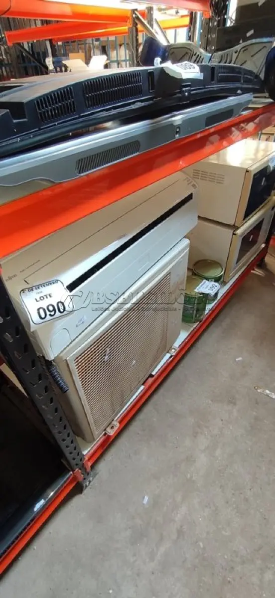 LOTE 090 - 01 AR CONDICIONADO DE 12000BTU/H MARCA FUJITSU. (NO ESTADO) ATENÇÃO! FAZER A VISITAÇÃO ANTES DE ARREMATAR, NÃO SABEMOS SE FUNCIONA, LEILÃO NÃO TEM GARANTIA E NEM DEVOLUÇÃO, SUJEITO A POSSÍVEIS AVARIAS VISÍVEIS/OCULTAS E/OU AUSÊNCIA DE COMPONENTES.