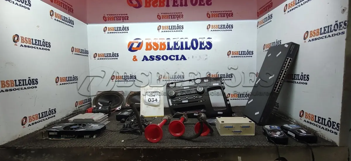 LOTE 034 - 01 PAR DE MEIA NOVE, 01 PAINEL FRONTAL COM SOM PARA CIVIC, 01 CORNETA DE SOM COM MÓDULO, 01 PLACA DE VÍDEO, 01 SWITCH E ELETRÔNICOS DIVERSOS. (NO ESTADO) ATENÇÃO! FAZER A VISITAÇÃO ANTES DE ARREMATAR, NÃO SABEMOS SE FUNCIONA, LEILÃO NÃO TEM GARANTIA E NEM DEVOLUÇÃO, SUJEITO A POSSÍVEIS AVARIAS VISÍVEIS/OCULTAS E/OU AUSÊNCIA DE COMPONENTES.