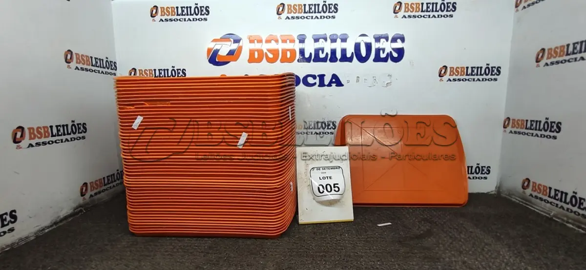 LOTE 005 - 50 BANDEJAS DE PLÁSTICO. (NO ESTADO) ATENÇÃO! FAZER A VISITAÇÃO ANTES DE ARREMATAR, NÃO SABEMOS SE FUNCIONA, LEILÃO NÃO TEM GARANTIA E NEM DEVOLUÇÃO, SUJEITO A POSSÍVEIS AVARIAS VISÍVEIS/OCULTAS E/OU AUSÊNCIA DE COMPONENTES.