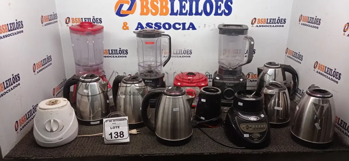 LOTE 138 - 06 CHALEIRAS, 02 LIQUIDIFICADORES, 01 COPO DE LIQUIDIFICADOR E 05 BASES AVULSAS DE MARCAS E MODELOS DIVERSOS. (NO ESTADO) ATENÇÃO! FAZER A VISITAÇÃO ANTES DE ARREMATAR, NÃO SABEMOS SE FUNCIONA, LEILÃO NÃO TEM GARANTIA E NEM DEVOLUÇÃO, SUJEITO A POSSÍVEIS AVARIAS VISÍVEIS/OCULTAS E/OU AUSÊNCIA DE COMPONENTES.