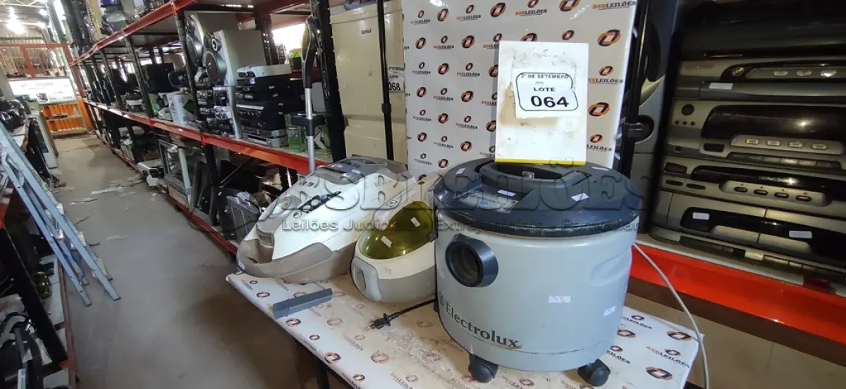 LOTE 064 - 03 ASPIRADORES DE PÓ DE MARCAS E MODELOS DIVERSOS. (NO ESTADO) ATENÇÃO! FAZER A VISITAÇÃO ANTES DE ARREMATAR, NÃO SABEMOS SE FUNCIONA, LEILÃO NÃO TEM GARANTIA E NEM DEVOLUÇÃO, SUJEITO A POSSÍVEIS AVARIAS VISÍVEIS/OCULTAS E/OU AUSÊNCIA DE COMPONENTES.