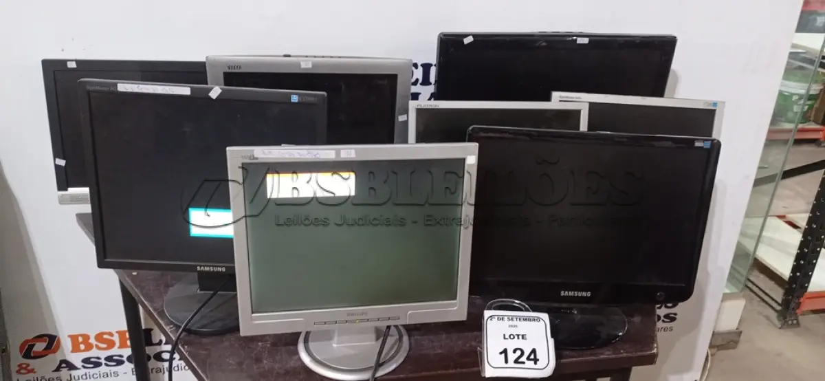 LOTE 124 - 08 MONITORES DE MARCAS E MODELOS DIVERSOS. (NO ESTADO) ATENÇÃO! FAZER A VISITAÇÃO ANTES DE ARREMATAR, NÃO SABEMOS SE FUNCIONA, LEILÃO NÃO TEM GARANTIA E NEM DEVOLUÇÃO, SUJEITO A POSSÍVEIS AVARIAS VISÍVEIS/OCULTAS E/OU AUSÊNCIA DE COMPONENTES.