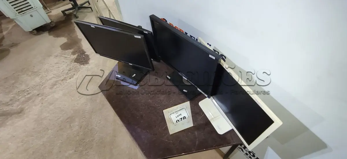 LOTE 078 - 04 MONITORES DE MARCAS E MODELOS DIVERSOS. (NO ESTADO) ATENÇÃO! FAZER A VISITAÇÃO ANTES DE ARREMATAR, NÃO SABEMOS SE FUNCIONA, LEILÃO NÃO TEM GARANTIA E NEM DEVOLUÇÃO, SUJEITO A POSSÍVEIS AVARIAS VISÍVEIS/OCULTAS E/OU AUSÊNCIA DE COMPONENTES.