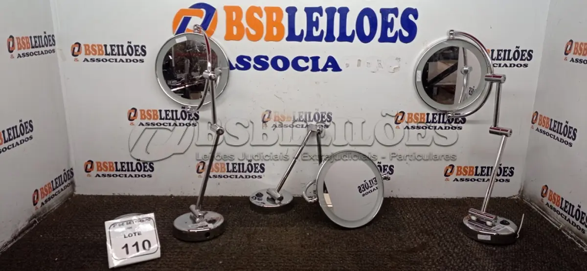 LOTE 110 - 03 ESPELHOS DE AUMENTO COM ILUMINAÇÃO LED REDONDO COM HASTE ARTICULADA. (NO ESTADO) ATENÇÃO! FAZER A VISITAÇÃO ANTES DE ARREMATAR, NÃO SABEMOS SE FUNCIONA, LEILÃO NÃO TEM GARANTIA E NEM DEVOLUÇÃO, SUJEITO A POSSÍVEIS AVARIAS VISÍVEIS/OCULTAS E/OU AUSÊNCIA DE COMPONENTES.