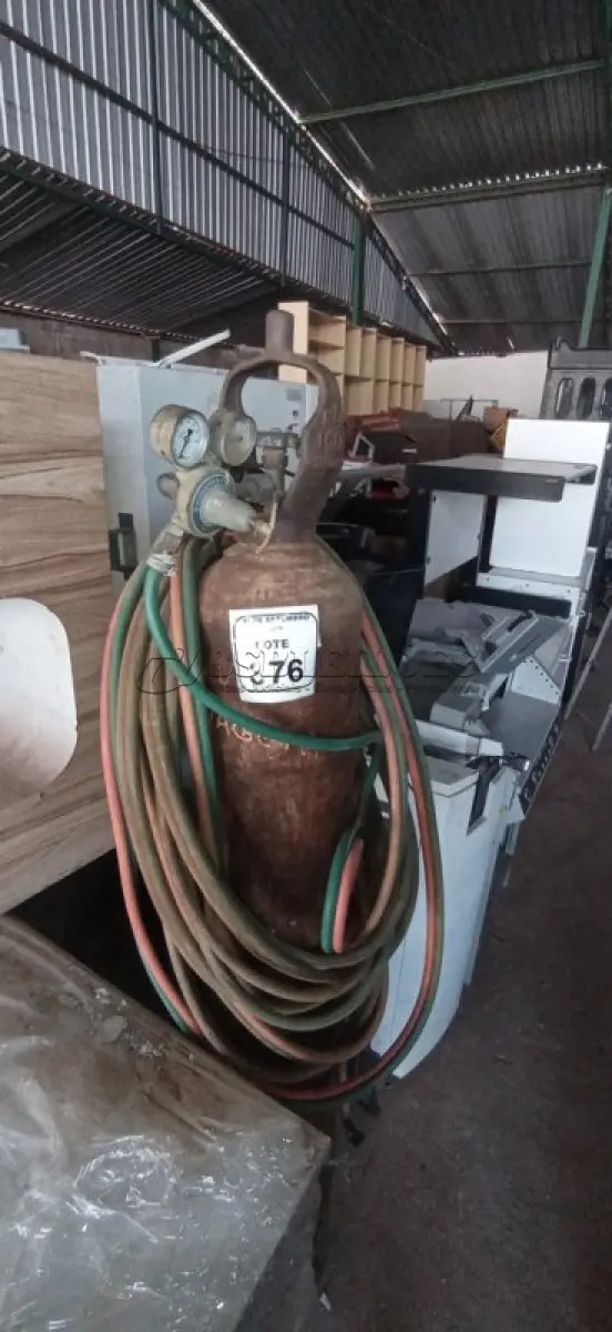 LOTE 376 - 01 CILINDRO PARA MAÇARICO COM MANGUEIRA. (NO ESTADO) ATENÇÃO! FAZER A VISITAÇÃO ANTES DE ARREMATAR, NÃO SABEMOS SE FUNCIONA, LEILÃO NÃO TEM GARANTIA E NEM DEVOLUÇÃO, SUJEITO A POSSÍVEIS AVARIAS VISÍVEIS/OCULTAS E/OU AUSÊNCIA DE COMPONENTES.