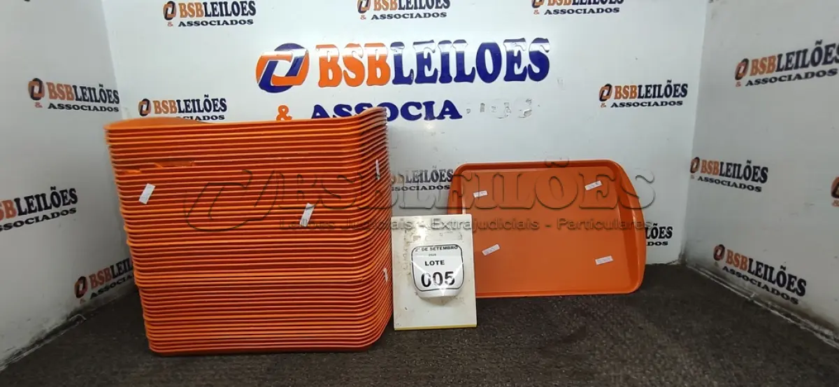 LOTE 005 - 50 BANDEJAS DE PLÁSTICO. (NO ESTADO) ATENÇÃO! FAZER A VISITAÇÃO ANTES DE ARREMATAR, NÃO SABEMOS SE FUNCIONA, LEILÃO NÃO TEM GARANTIA E NEM DEVOLUÇÃO, SUJEITO A POSSÍVEIS AVARIAS VISÍVEIS/OCULTAS E/OU AUSÊNCIA DE COMPONENTES.