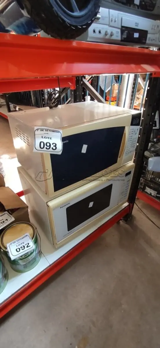 LOTE 093 - 02 MICRO-ONDAS MARCA PANASONIC. (NO ESTADO) ATENÇÃO! FAZER A VISITAÇÃO ANTES DE ARREMATAR, NÃO SABEMOS SE FUNCIONA, LEILÃO NÃO TEM GARANTIA E NEM DEVOLUÇÃO, SUJEITO A POSSÍVEIS AVARIAS VISÍVEIS/OCULTAS E/OU AUSÊNCIA DE COMPONENTES.