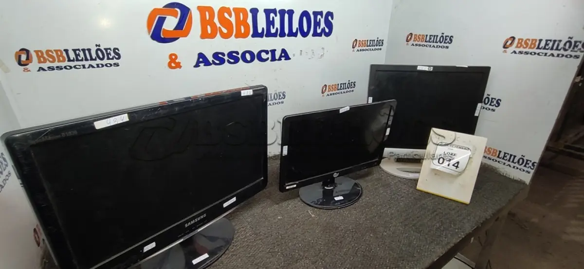 LOTE 014 - 03 MONITORES DE MARCAS E MODELOS DIVERSOS. (NO ESTADO) ATENÇÃO! FAZER A VISITAÇÃO ANTES DE ARREMATAR, NÃO SABEMOS SE FUNCIONA, LEILÃO NÃO TEM GARANTIA E NEM DEVOLUÇÃO, SUJEITO A POSSÍVEIS AVARIAS VISÍVEIS/OCULTAS E/OU AUSÊNCIA DE COMPONENTES.