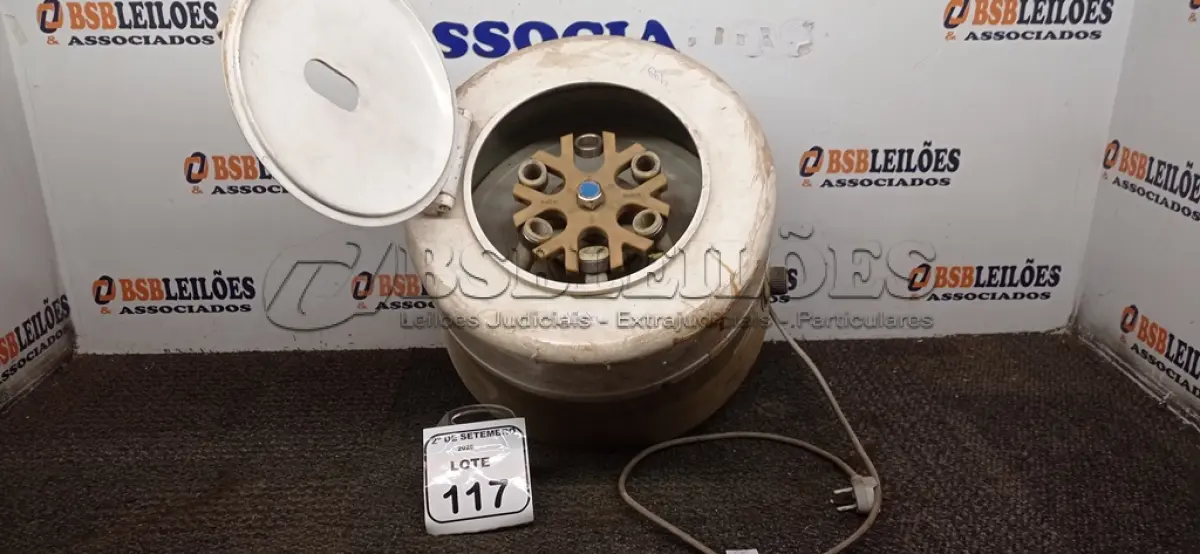 LOTE 117 - 01 CENTRIFUGA DE SANGUE COM AVARIAS. (NO ESTADO) ATENÇÃO! FAZER A VISITAÇÃO ANTES DE ARREMATAR, NÃO SABEMOS SE FUNCIONA, LEILÃO NÃO TEM GARANTIA E NEM DEVOLUÇÃO, SUJEITO A POSSÍVEIS AVARIAS VISÍVEIS/OCULTAS E/OU AUSÊNCIA DE COMPONENTES.