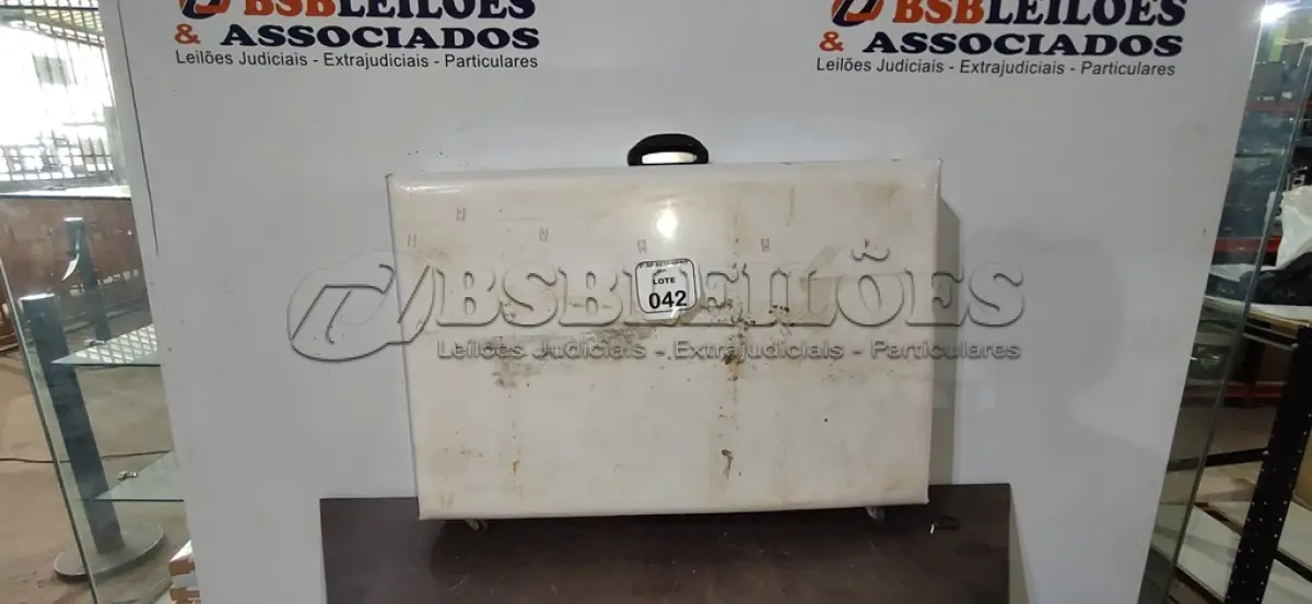 LOTE 042 - 01 CAMA DE MASSAGEM PORTÁTIL. (NO ESTADO) ATENÇÃO! FAZER A VISITAÇÃO ANTES DE ARREMATAR, NÃO SABEMOS SE FUNCIONA, LEILÃO NÃO TEM GARANTIA E NEM DEVOLUÇÃO, SUJEITO A POSSÍVEIS AVARIAS VISÍVEIS/OCULTAS E/OU AUSÊNCIA DE COMPONENTES.