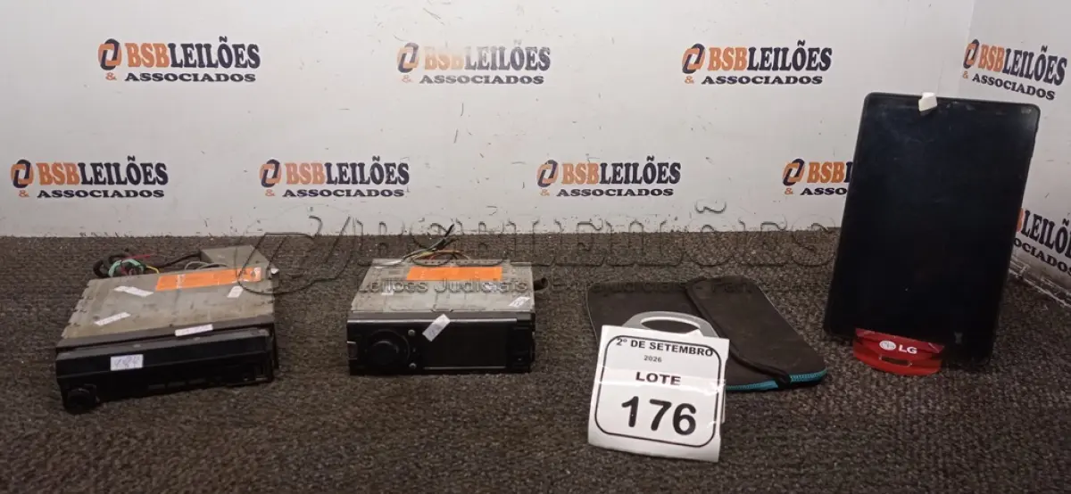 LOTE 176 - 01 TABLET E 02 APARELHOS DE SOM AUTOMOTIVO. (NO ESTADO) ATENÇÃO! FAZER A VISITAÇÃO ANTES DE ARREMATAR, NÃO SABEMOS SE FUNCIONA, LEILÃO NÃO TEM GARANTIA E NEM DEVOLUÇÃO, SUJEITO A POSSÍVEIS AVARIAS VISÍVEIS/OCULTAS E/OU AUSÊNCIA DE COMPONENTES.