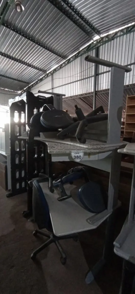 LOTE 380 - 03 MESAS E 03 CADEIRAS DE ESCRITÓRIO GIRATÓRIAS. (NO ESTADO) ATENÇÃO! FAZER A VISITAÇÃO ANTES DE ARREMATAR, NÃO SABEMOS SE FUNCIONA, LEILÃO NÃO TEM GARANTIA E NEM DEVOLUÇÃO, SUJEITO A POSSÍVEIS AVARIAS VISÍVEIS/OCULTAS E/OU AUSÊNCIA DE COMPONENTES.