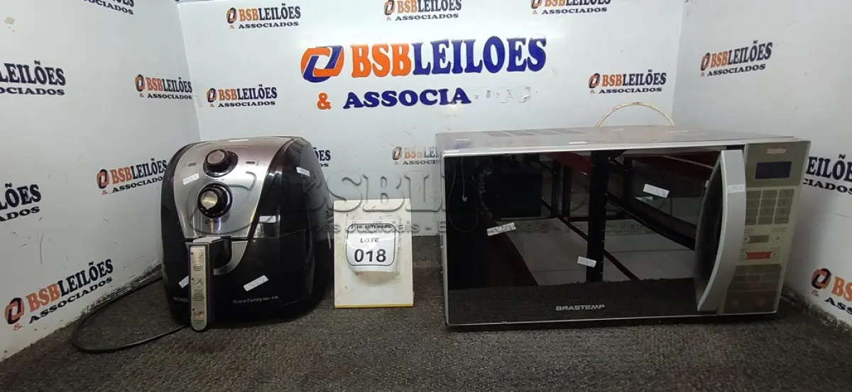 LOTE 018 - 01 MICRO-ONDAS MARCA BRASTEMP E 01 AIR FRYER DE 5,5L MARCA MONDIAL. (NO ESTADO) ATENÇÃO! FAZER A VISITAÇÃO ANTES DE ARREMATAR, NÃO SABEMOS SE FUNCIONA, LEILÃO NÃO TEM GARANTIA E NEM DEVOLUÇÃO, SUJEITO A POSSÍVEIS AVARIAS VISÍVEIS/OCULTAS E/OU AUSÊNCIA DE COMPONENTES.