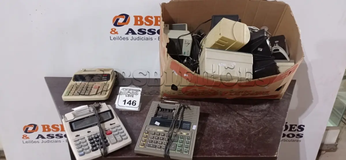 LOTE 146 - 01 CAIXA COM VÁRIAS CAIXAS DE SOM PARA PC, HEADPHONES, CALCULADORAS E ELETRÔNICOS DIVERSOS. (NO ESTADO) ATENÇÃO! FAZER A VISITAÇÃO ANTES DE ARREMATAR, NÃO SABEMOS SE FUNCIONA, LEILÃO NÃO TEM GARANTIA E NEM DEVOLUÇÃO, SUJEITO A POSSÍVEIS AVARIAS VISÍVEIS/OCULTAS E/OU AUSÊNCIA DE COMPONENTES.