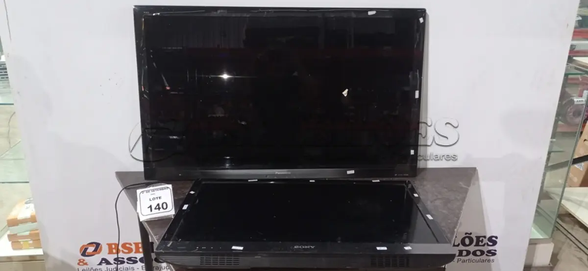 LOTE 140 - 01 TV 32’’ MARCA SONY E 01 TV 42’’ MARCA PANASONIC. (NO ESTADO) ATENÇÃO! FAZER A VISITAÇÃO ANTES DE ARREMATAR, NÃO SABEMOS SE FUNCIONA, LEILÃO NÃO TEM GARANTIA E NEM DEVOLUÇÃO, SUJEITO A POSSÍVEIS AVARIAS VISÍVEIS/OCULTAS E/OU AUSÊNCIA DE COMPONENTES.