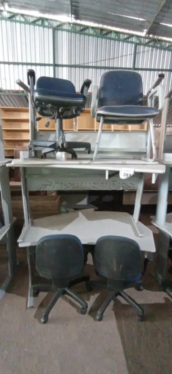 03 MESAS, 01 CADEIRA DE PÉS FIXOS E 03 CADEIRAS DE ESCRITÓRIO GIRATÓRIAS