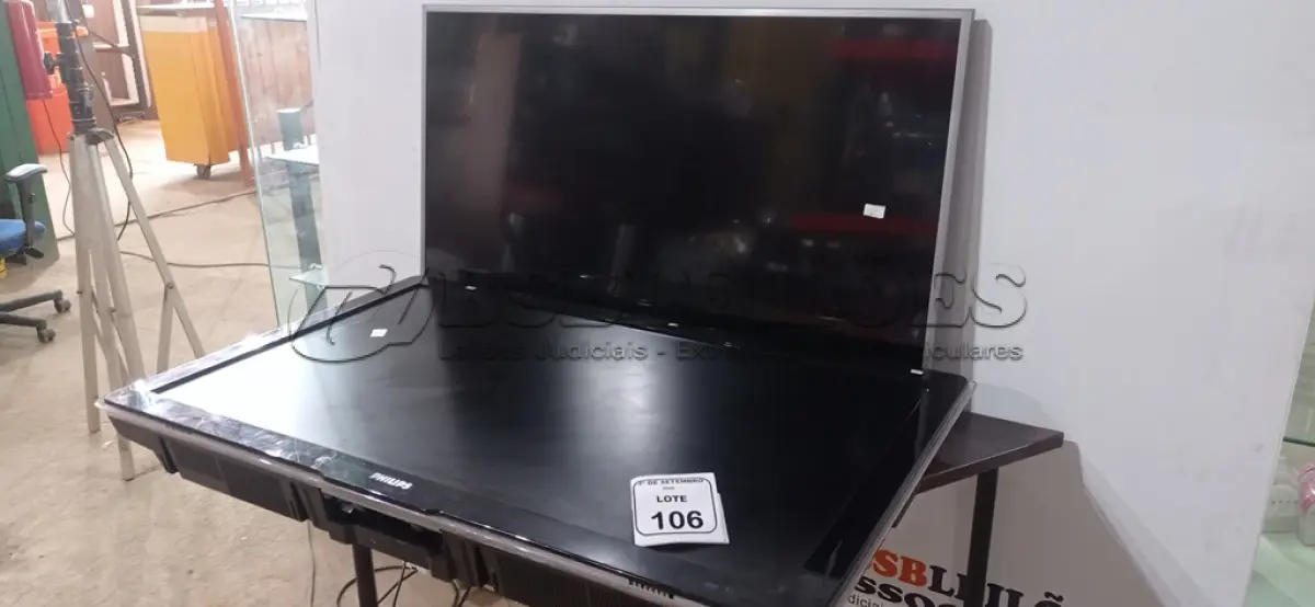 LOTE 106 - 01 TV 49’’ MARCA SAMSUNG E 01 TV 47’’ MARCA PHILIPS. (NO ESTADO) ATENÇÃO! FAZER A VISITAÇÃO ANTES DE ARREMATAR, NÃO SABEMOS SE FUNCIONA, LEILÃO NÃO TEM GARANTIA E NEM DEVOLUÇÃO, SUJEITO A POSSÍVEIS AVARIAS VISÍVEIS/OCULTAS E/OU AUSÊNCIA DE COMPONENTES.