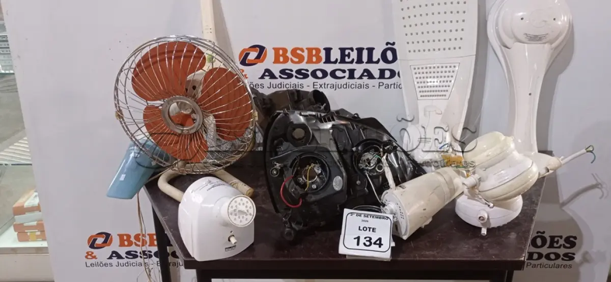 LOTE 134 - 01 LOTE COM VÁRIOS CHUVEIROS, VENTILADORES, RAQUETE ELÉTRICA E MATERIAIS DIVERSOS. (NO ESTADO) ATENÇÃO! FAZER A VISITAÇÃO ANTES DE ARREMATAR, NÃO SABEMOS SE FUNCIONA, LEILÃO NÃO TEM GARANTIA E NEM DEVOLUÇÃO, SUJEITO A POSSÍVEIS AVARIAS VISÍVEIS/OCULTAS E/OU AUSÊNCIA DE COMPONENTES.