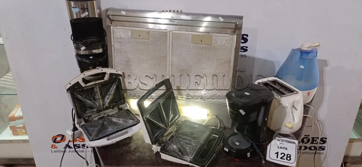 LOTE 128 - 01 DEPURADOR, 01 UMIDIFICADOR, 01 CAFETEIRA E 02 SANDUICHEIRAS DE MARCAS E MODELOS DIVERSOS. (NO ESTADO) ATENÇÃO! FAZER A VISITAÇÃO ANTES DE ARREMATAR, NÃO SABEMOS SE FUNCIONA, LEILÃO NÃO TEM GARANTIA E NEM DEVOLUÇÃO, SUJEITO A POSSÍVEIS AVARIAS VISÍVEIS/OCULTAS E/OU AUSÊNCIA DE COMPONENTES.