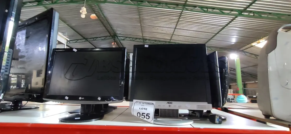 LOTE 055 - 08 MONITORES DE MARCAS E MODELOS DIVERSOS. (NO ESTADO) ATENÇÃO! FAZER A VISITAÇÃO ANTES DE ARREMATAR, NÃO SABEMOS SE FUNCIONA, LEILÃO NÃO TEM GARANTIA E NEM DEVOLUÇÃO, SUJEITO A POSSÍVEIS AVARIAS VISÍVEIS/OCULTAS E/OU AUSÊNCIA DE COMPONENTES.