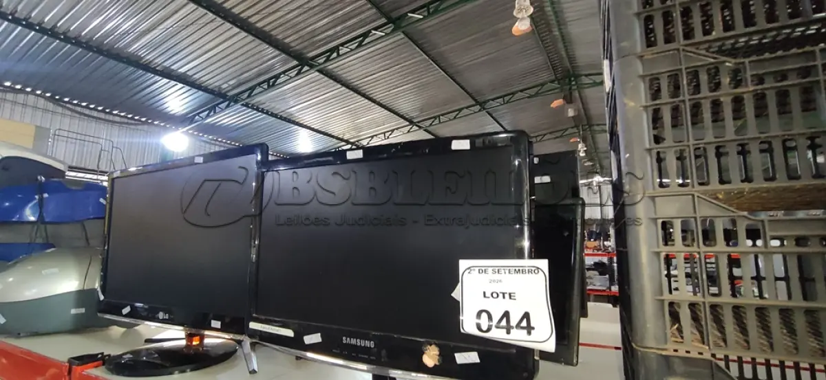 LOTE 044 - 07 MONITORES DE MARCAS E MODELOS DIVERSOS. (NO ESTADO) ATENÇÃO! FAZER A VISITAÇÃO ANTES DE ARREMATAR, NÃO SABEMOS SE FUNCIONA, LEILÃO NÃO TEM GARANTIA E NEM DEVOLUÇÃO, SUJEITO A POSSÍVEIS AVARIAS VISÍVEIS/OCULTAS E/OU AUSÊNCIA DE COMPONENTES.