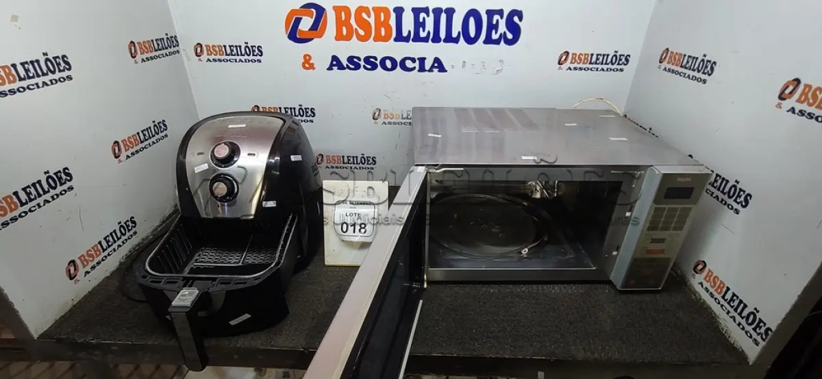 LOTE 018 - 01 MICRO-ONDAS MARCA BRASTEMP E 01 AIR FRYER DE 5,5L MARCA MONDIAL. (NO ESTADO) ATENÇÃO! FAZER A VISITAÇÃO ANTES DE ARREMATAR, NÃO SABEMOS SE FUNCIONA, LEILÃO NÃO TEM GARANTIA E NEM DEVOLUÇÃO, SUJEITO A POSSÍVEIS AVARIAS VISÍVEIS/OCULTAS E/OU AUSÊNCIA DE COMPONENTES.