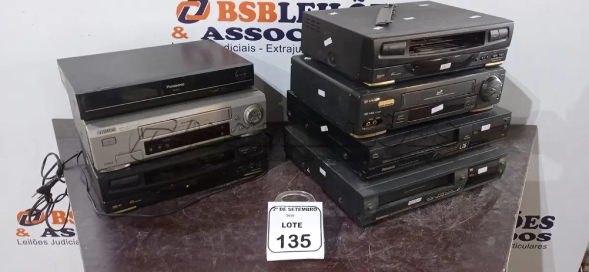 LOTE 135 - 01 DVD THEATER E 06 APARELHOS DE VÍDEO CASSETE DE MARCAS E MODELOS DIVERSOS. (NO ESTADO) ATENÇÃO! FAZER A VISITAÇÃO ANTES DE ARREMATAR, NÃO SABEMOS SE FUNCIONA, LEILÃO NÃO TEM GARANTIA E NEM DEVOLUÇÃO, SUJEITO A POSSÍVEIS AVARIAS VISÍVEIS/OCULTAS E/OU AUSÊNCIA DE COMPONENTES.