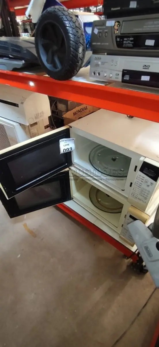 LOTE 093 - 02 MICRO-ONDAS MARCA PANASONIC. (NO ESTADO) ATENÇÃO! FAZER A VISITAÇÃO ANTES DE ARREMATAR, NÃO SABEMOS SE FUNCIONA, LEILÃO NÃO TEM GARANTIA E NEM DEVOLUÇÃO, SUJEITO A POSSÍVEIS AVARIAS VISÍVEIS/OCULTAS E/OU AUSÊNCIA DE COMPONENTES.