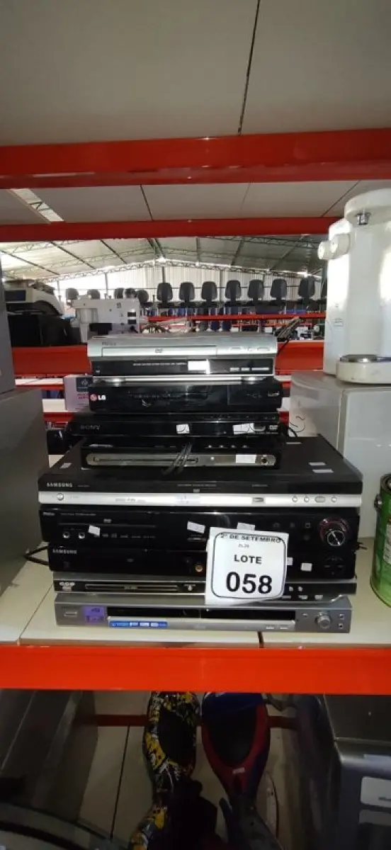 LOTE 058 - 01 LOTE COM GRANDE QUANTIDADE DE APARELHOS DE DVD E HOME THEATER. (NO ESTADO) ATENÇÃO! FAZER A VISITAÇÃO ANTES DE ARREMATAR, NÃO SABEMOS SE FUNCIONA, LEILÃO NÃO TEM GARANTIA E NEM DEVOLUÇÃO, SUJEITO A POSSÍVEIS AVARIAS VISÍVEIS/OCULTAS E/OU AUSÊNCIA DE COMPONENTES.