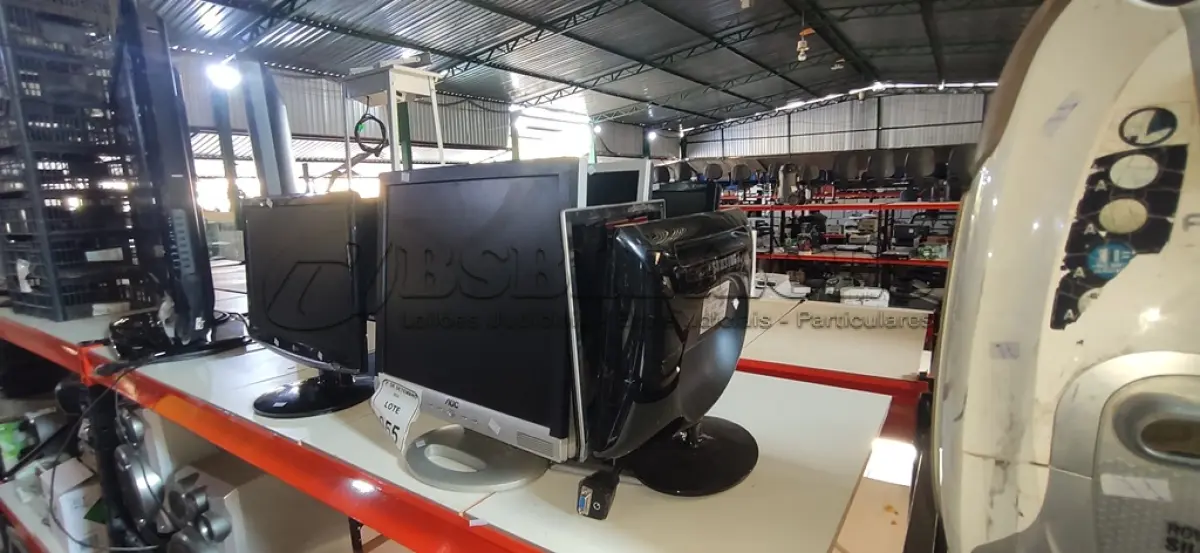 LOTE 055 - 08 MONITORES DE MARCAS E MODELOS DIVERSOS. (NO ESTADO) ATENÇÃO! FAZER A VISITAÇÃO ANTES DE ARREMATAR, NÃO SABEMOS SE FUNCIONA, LEILÃO NÃO TEM GARANTIA E NEM DEVOLUÇÃO, SUJEITO A POSSÍVEIS AVARIAS VISÍVEIS/OCULTAS E/OU AUSÊNCIA DE COMPONENTES.