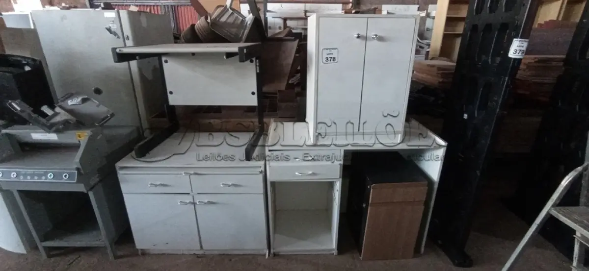01 ESCRIVANINHA, 02 ARMÁRIOS COM 02 PORTAS CADA, 01 ARMÁRIO BAIXO COM 01 GAVETA E 01 SUPORTE PARA CPU E 01 MESA PEQUENA