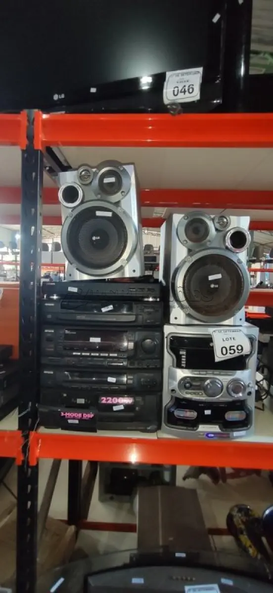 LOTE 059 - 01 TOCA DISCOS MARCA AIWA, 01 APARELHO DE SOM 3 EM 1 MARCA AIWA E 01 MINI SYSTEM COM 02 CAIXAS DE SOM MARCA LG. (NO ESTADO) ATENÇÃO! FAZER A VISITAÇÃO ANTES DE ARREMATAR, NÃO SABEMOS SE FUNCIONA, LEILÃO NÃO TEM GARANTIA E NEM DEVOLUÇÃO, SUJEITO A POSSÍVEIS AVARIAS VISÍVEIS/OCULTAS E/OU AUSÊNCIA DE COMPONENTES.