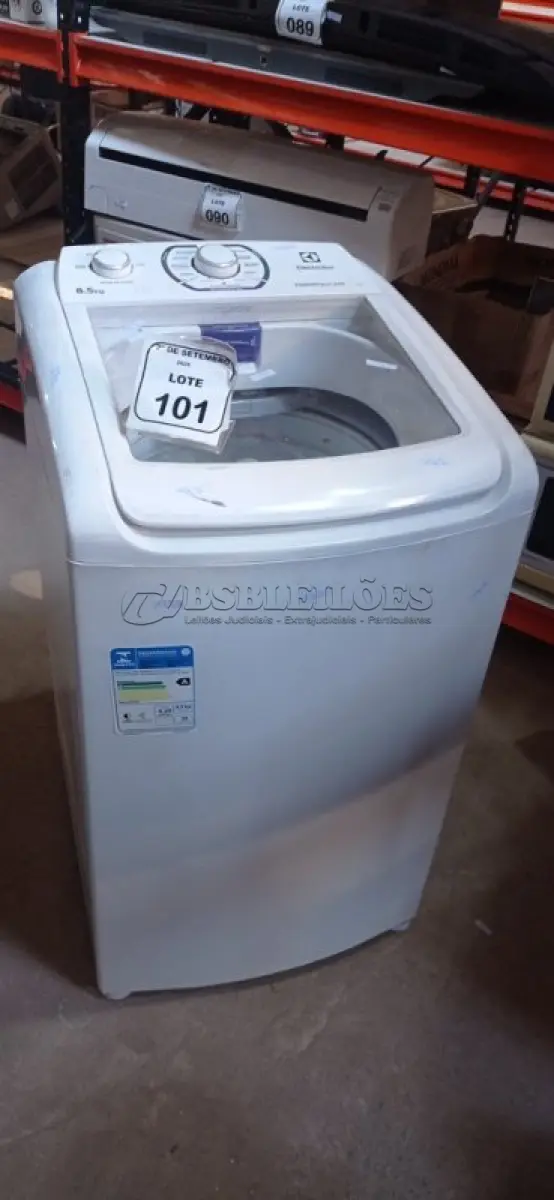 LOTE 101 - 01 MÁQUINA DE LAVAR 8,5KG 220V MARCA ELECTROLUX. (NO ESTADO) ATENÇÃO! FAZER A VISITAÇÃO ANTES DE ARREMATAR, NÃO SABEMOS SE FUNCIONA, LEILÃO NÃO TEM GARANTIA E NEM DEVOLUÇÃO, SUJEITO A POSSÍVEIS AVARIAS VISÍVEIS/OCULTAS E/OU AUSÊNCIA DE COMPONENTES.