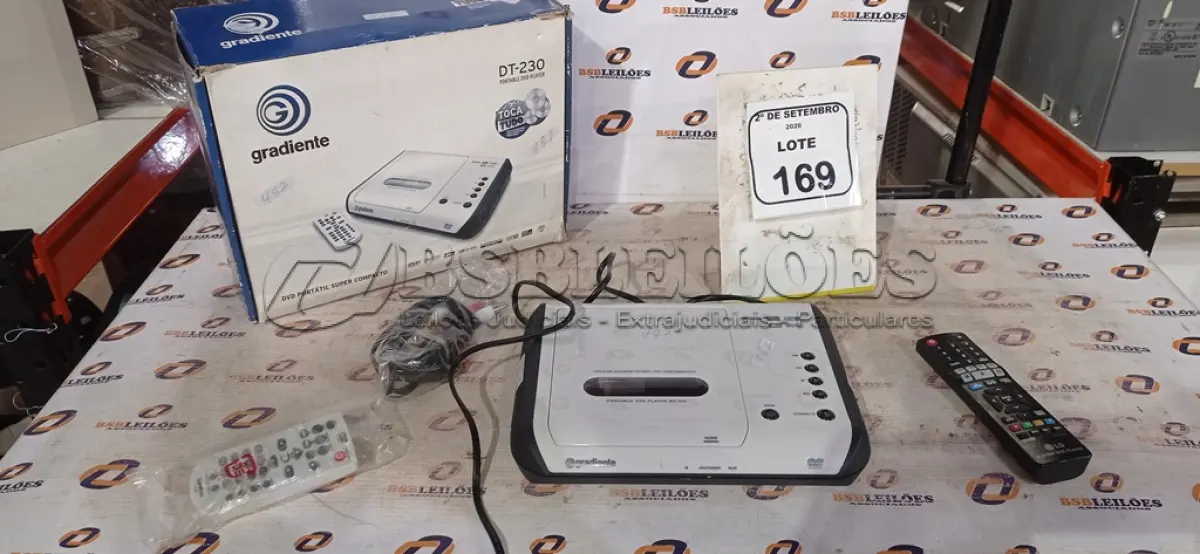 LOTE 169 - 01 DVD PORTÁTIL MODELO DT-230 MARCA GRADIENTE. (NO ESTADO) ATENÇÃO! FAZER A VISITAÇÃO ANTES DE ARREMATAR, NÃO SABEMOS SE FUNCIONA, LEILÃO NÃO TEM GARANTIA E NEM DEVOLUÇÃO, SUJEITO A POSSÍVEIS AVARIAS VISÍVEIS/OCULTAS E/OU AUSÊNCIA DE COMPONENTES.