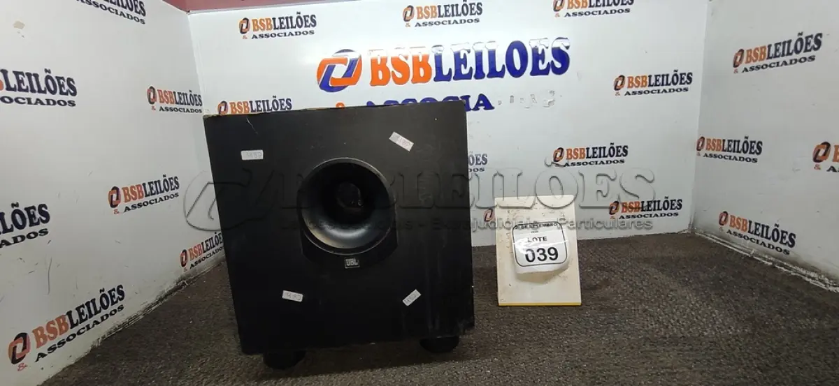 LOTE 039 - 01 CAIXA SUBWOOFER MARCA JBL. (NO ESTADO) ATENÇÃO! FAZER A VISITAÇÃO ANTES DE ARREMATAR, NÃO SABEMOS SE FUNCIONA, LEILÃO NÃO TEM GARANTIA E NEM DEVOLUÇÃO, SUJEITO A POSSÍVEIS AVARIAS VISÍVEIS/OCULTAS E/OU AUSÊNCIA DE COMPONENTES.