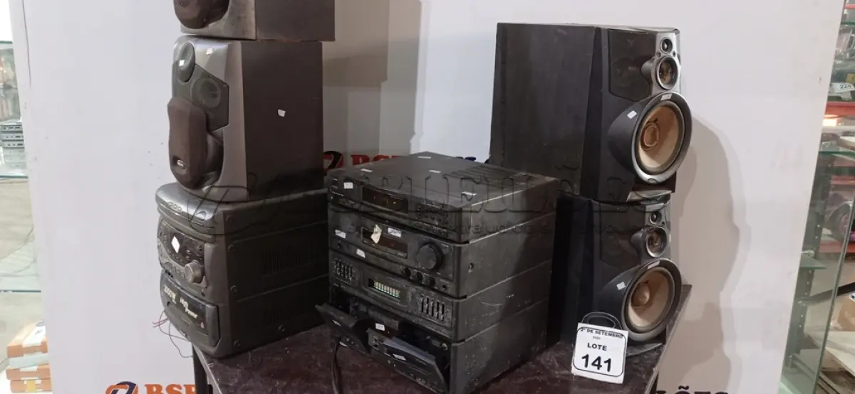 LOTE 141 - 01 MINI SYSTEM COM 02 CAIXAS MARCA PHILIPS E 01 APARELHO DE SOM 3 EM 1 COM 02 CAIXAS MARCA SONY. (NO ESTADO) ATENÇÃO! FAZER A VISITAÇÃO ANTES DE ARREMATAR, NÃO SABEMOS SE FUNCIONA, LEILÃO NÃO TEM GARANTIA E NEM DEVOLUÇÃO, SUJEITO A POSSÍVEIS AVARIAS VISÍVEIS/OCULTAS E/OU AUSÊNCIA DE COMPONENTES.