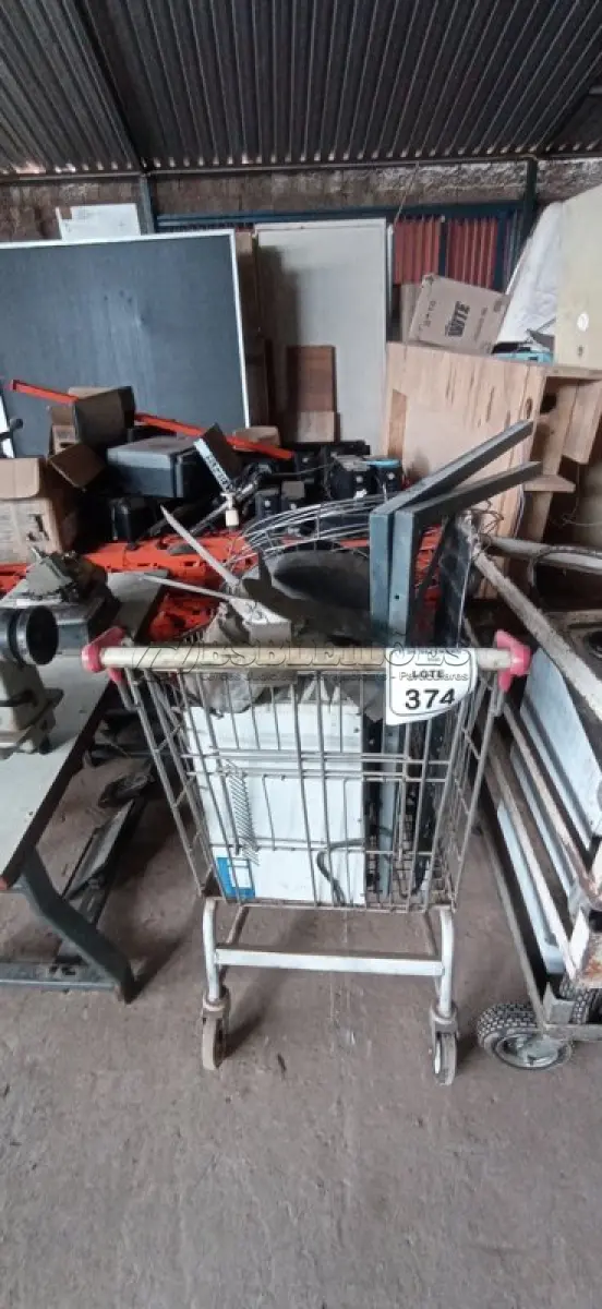 01 CARRINHO DE COMPRAS, 01 NOBREAK, 01 PAR DE CANTONEIRAS, 04 EXAUSTORES E 01 VENTILADOR PARA RETIRADA DE PEÇAS