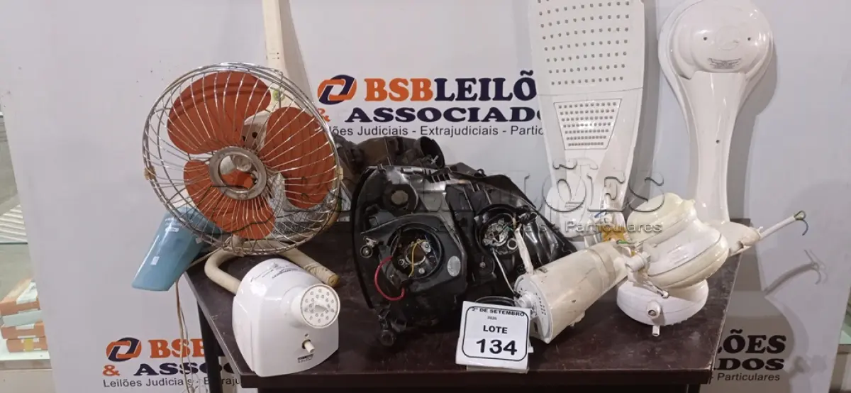 LOTE 134 - 01 LOTE COM VÁRIOS CHUVEIROS, VENTILADORES, RAQUETE ELÉTRICA E MATERIAIS DIVERSOS. (NO ESTADO) ATENÇÃO! FAZER A VISITAÇÃO ANTES DE ARREMATAR, NÃO SABEMOS SE FUNCIONA, LEILÃO NÃO TEM GARANTIA E NEM DEVOLUÇÃO, SUJEITO A POSSÍVEIS AVARIAS VISÍVEIS/OCULTAS E/OU AUSÊNCIA DE COMPONENTES.