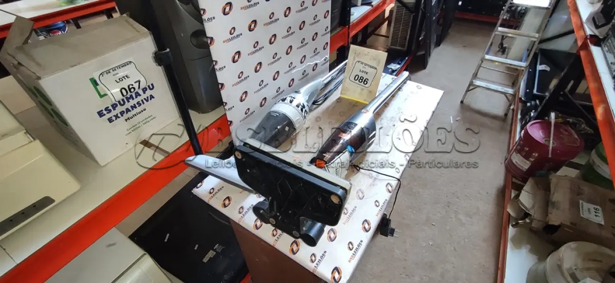 LOTE 086 - 02 ASPIRADORES DE PÓ MARCAS BLACK DECKER E MIDEA. (NO ESTADO) ATENÇÃO! FAZER A VISITAÇÃO ANTES DE ARREMATAR, NÃO SABEMOS SE FUNCIONA, LEILÃO NÃO TEM GARANTIA E NEM DEVOLUÇÃO, SUJEITO A POSSÍVEIS AVARIAS VISÍVEIS/OCULTAS E/OU AUSÊNCIA DE COMPONENTES.