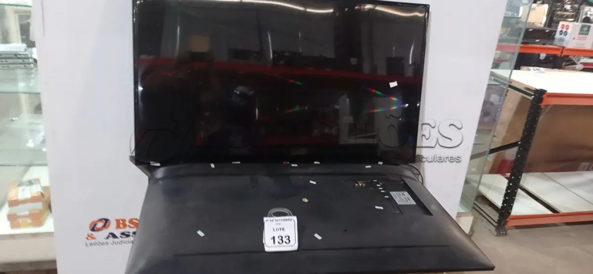 LOTE 133 - 01 TV 50’’ MARCA SAMSUNG E 01 TV 54’’ MARCA LG. (NO ESTADO) ATENÇÃO! FAZER A VISITAÇÃO ANTES DE ARREMATAR, NÃO SABEMOS SE FUNCIONA, LEILÃO NÃO TEM GARANTIA E NEM DEVOLUÇÃO, SUJEITO A POSSÍVEIS AVARIAS VISÍVEIS/OCULTAS E/OU AUSÊNCIA DE COMPONENTES.
